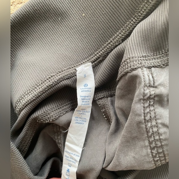 Lululemon light weight crop in size 8 - Picture 9 of 11